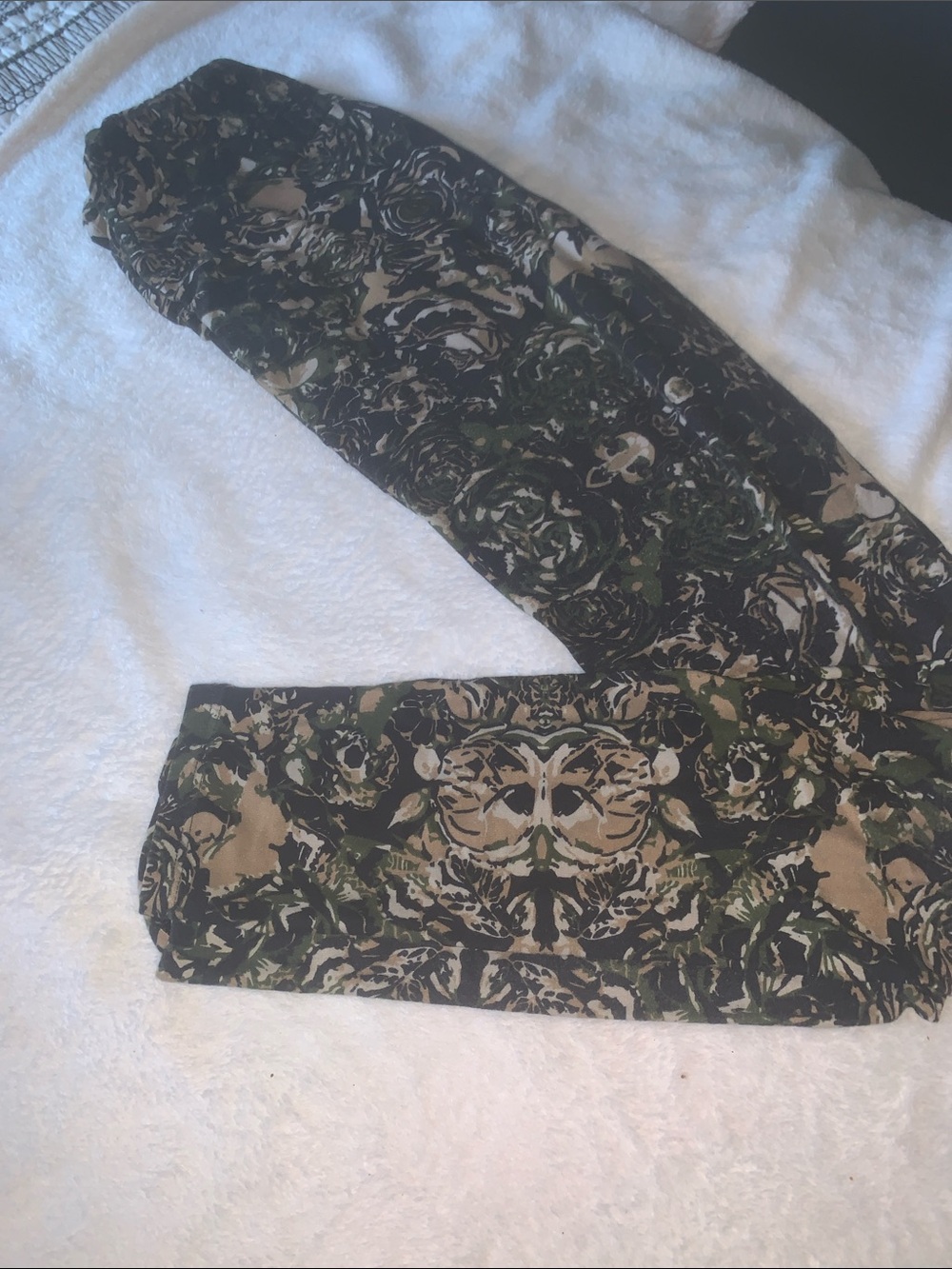 LuLaroe army green pattern on black leggings